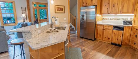 Refrigerador, microondas, placa de cocina, lavavajillas