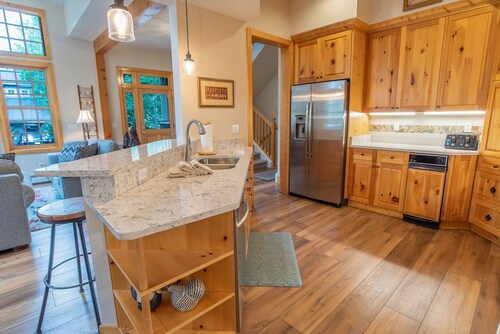 White Wolf Mountain Air Townhome: Elegant Retreat