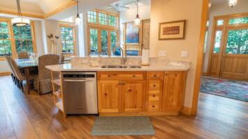 Fridge, microwave, stovetop, dishwasher