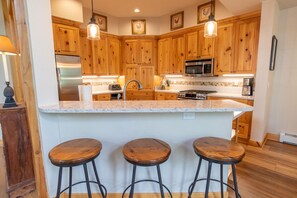 Kylskåp, mikrovågsugn, spishäll och diskmaskin