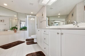 Shower, towels - 2 bedroom villa with gorgeous ocean front views located in Palmetto Dunes! (Hilton Head Island)