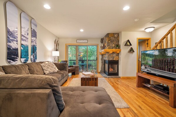 Smart TV, fireplace, DVD player