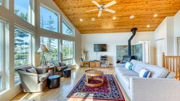 Een televisie, een dvd-speler, boeken en een filmbibliotheek