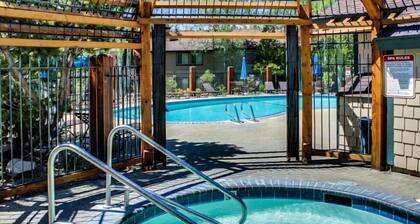 GREAT reviews & great value! Lake Forest Glen w/ HOA pools, hot tub, walk to beach