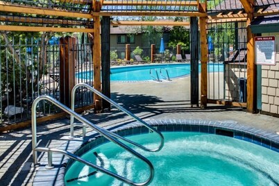 GREAT reviews & great value! Lake Forest Glen w/ HOA pools, hot tub, walk to beach