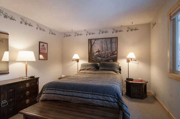 another view of queen bedroom, both bedrooms are located upstairs - GREAT reviews & great value! Lake Forest Glen w/ HOA pools, hot tub, walk to beach (Tahoe City)