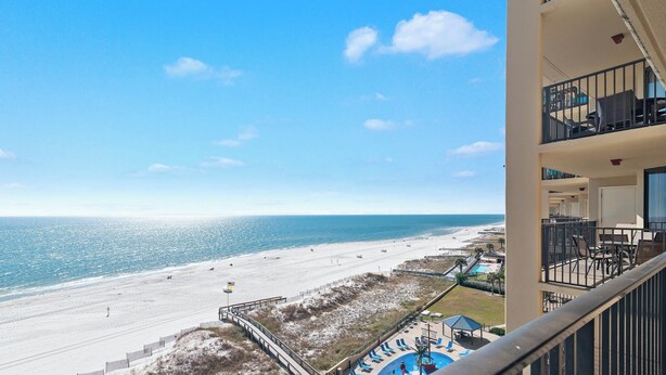 Ein Strandhotel mit Pool, direktem Zugang zum Strand und Meerblick.