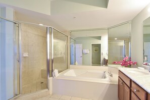 Douche, baignoire à jets, sèche-cheveux, serviettes fournies