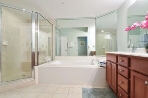Douche, baignoire à remous, séchoir à cheveux, serviettes fournies