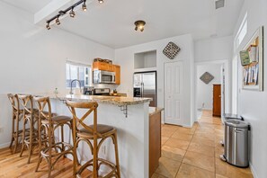 Fridge, microwave, oven, stovetop - Downtown Location, 5 Min Walk to Train, Great Yard (Durango)