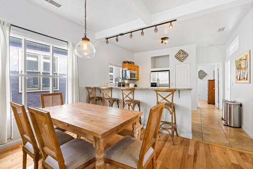 Downtown Location, 5 Min Walk to Train, Great Yard