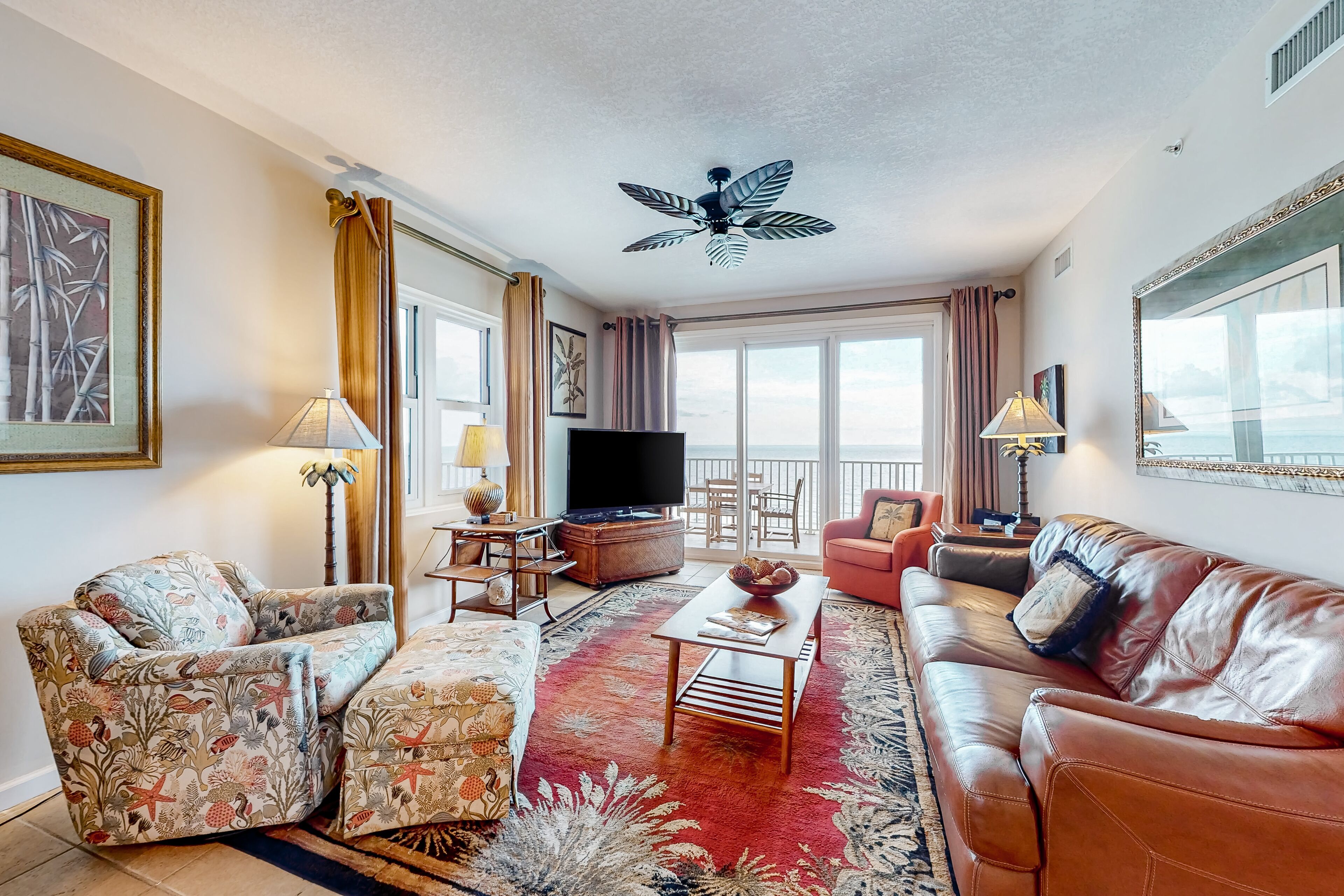 Een televisie, een dvd-speler, boeken en een stereo