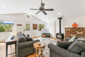 Smart TV, fireplace, video games, DVD player - Pet-Friendly Mountain Views + Biltmore Pass | 20 Mins to Asheville (Weaverville)