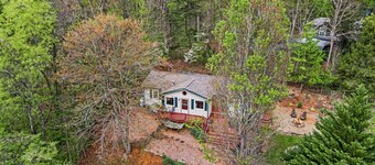 セレニティナウ！ アッシュビル北部のこのモダンで世俗的な賃貸で田舎風の生活をお楽しみください！