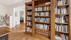 Eine großzügige Bibliothek mit hölzernen Bücherregalen, gefüllt mit Büchern.