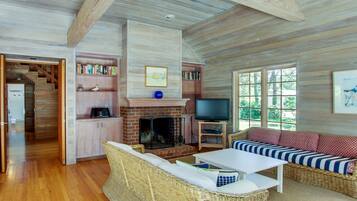 Fernseher, Kamin, DVD-Player, Bücher