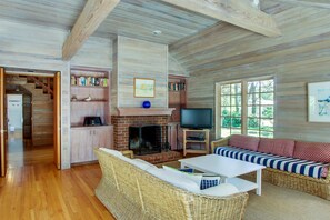 TV, fireplace, DVD player, books