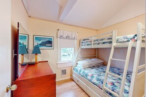 2 bedrooms, iron/ironing board, Internet, bed sheets