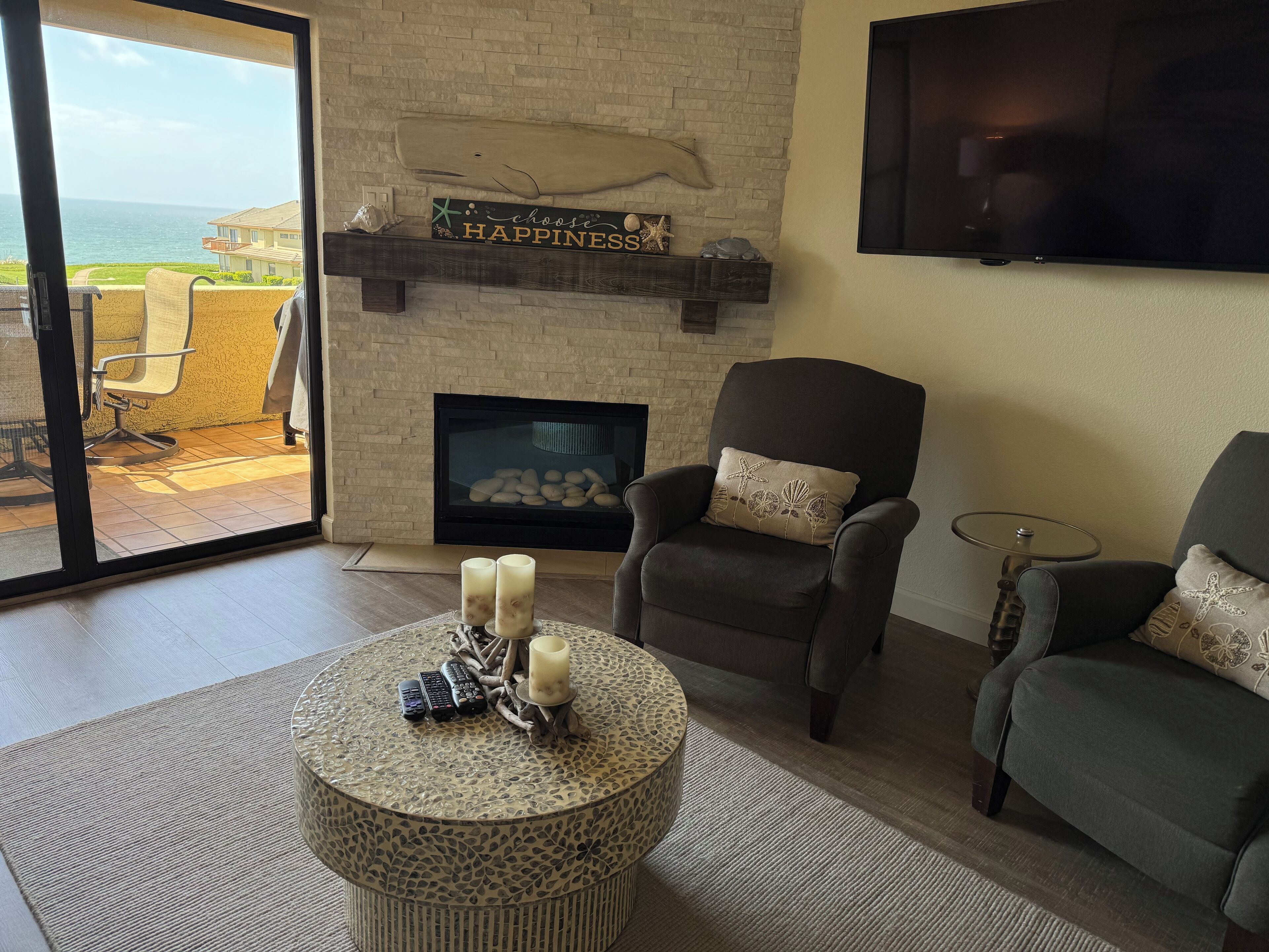 Smart TV, chimenea, reproductor de DVD y biblioteca musical 