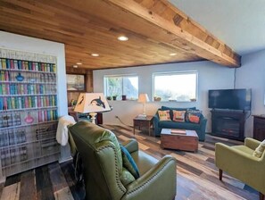 Smart TV, chimenea, reproductor de DVD y libros 