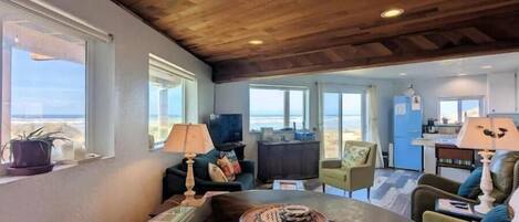 Televisie, een dvd-speler, boeken en een filmbibliotheek