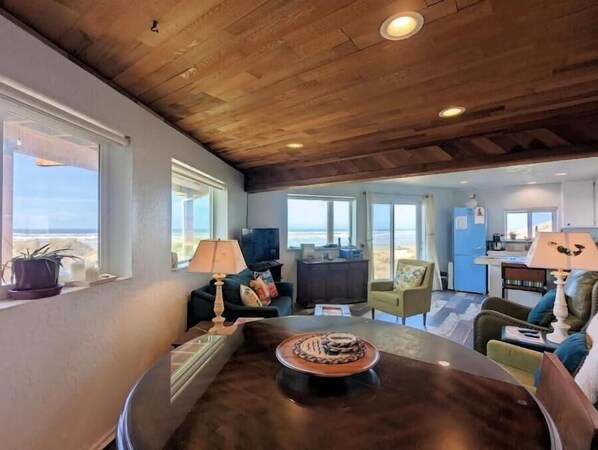 تلفزيون، مشغل دي في دي، كُتُب، مكتبة فيديو