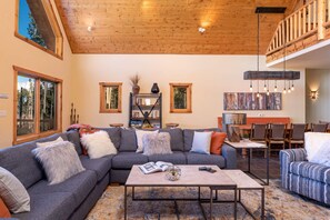 Smart TV, chimenea, reproductor de DVD y videoteca 