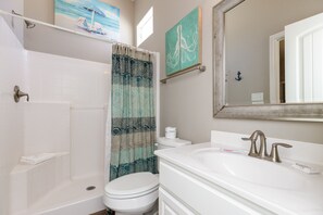 Combined shower/tub, hair dryer, towels, shampoo - Corner Townhome | Direct Pool Access & Beach Close By (Corpus Christi)