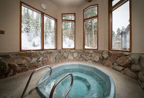 Spa - Woods Manor Red Fox Condo: Walk/Shuttle to Slopes/Downtown (Breckenridge)