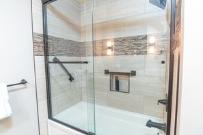 Shower, jetted bath, hair dryer - Woods Manor Red Fox Condo: Walk/Shuttle to Slopes/Downtown (Breckenridge)