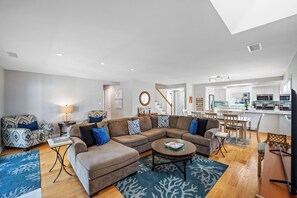 Flatscreentelevisie, een open haard en een dvd-speler