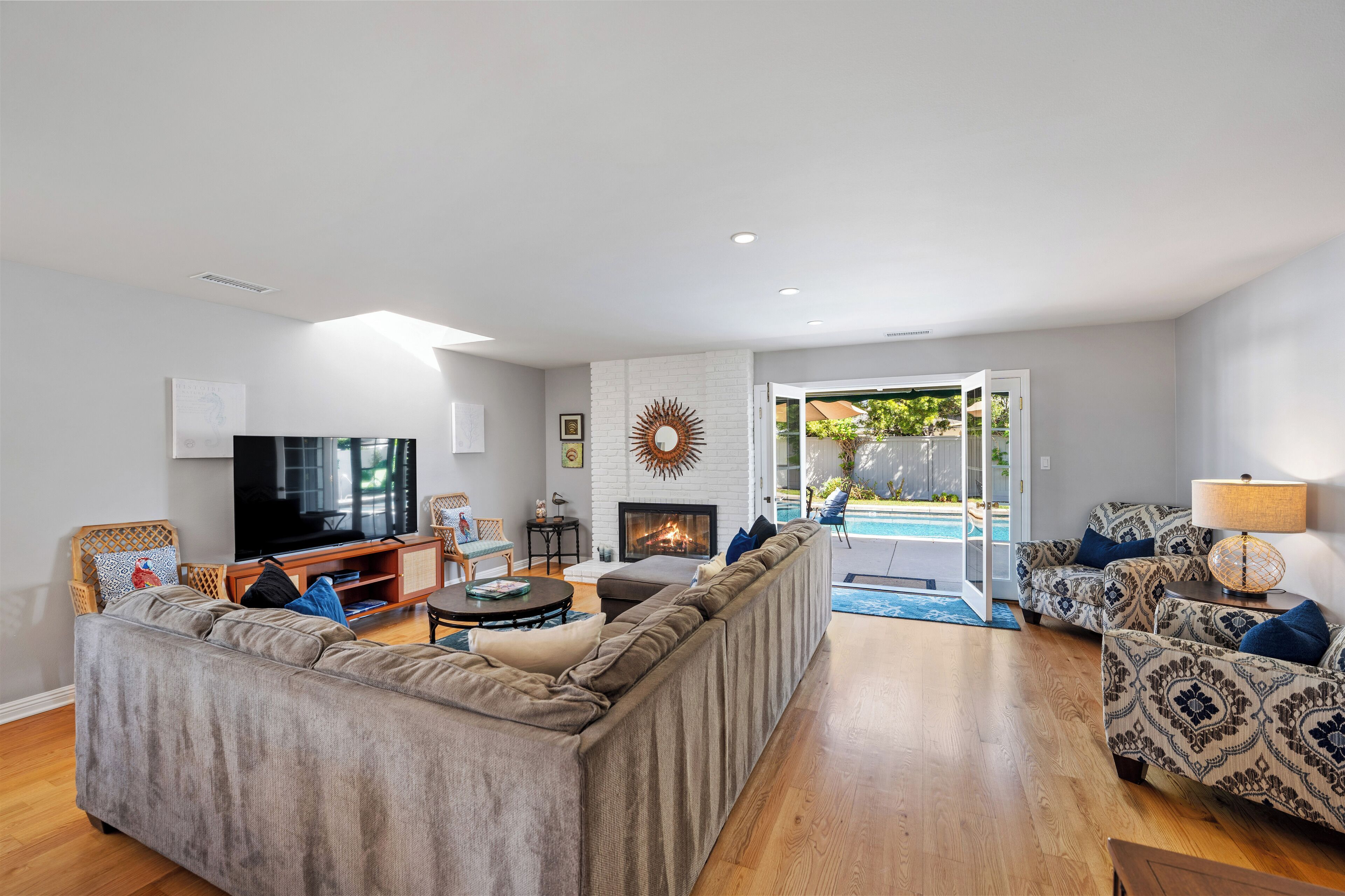 Flachbildfernseher, Kamin, DVD-Player