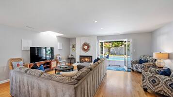 Flachbildfernseher, Kamin, DVD-Player