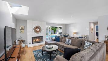 Flachbildfernseher, Kamin, DVD-Player