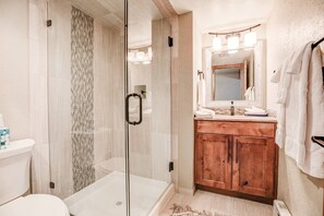 Dusche, Haartrockner, Handtücher