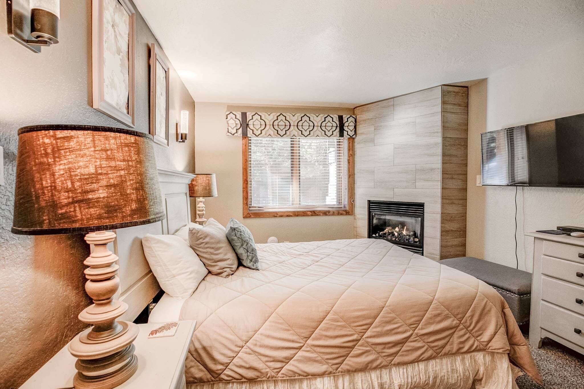 2 bedrooms, desk, iron/ironing board, WiFi