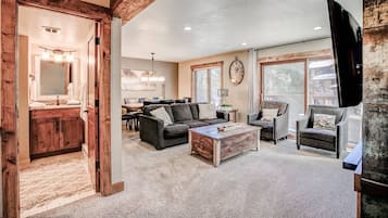 Een televisie, een open haard en een kantoor