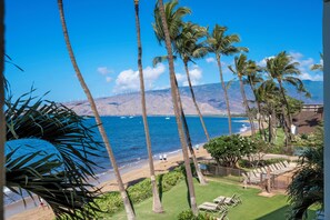 On the beach - Kihei Beach #306 – Unwind with Unmatched Ocean Views (Kihei)