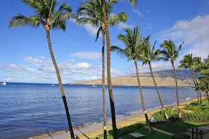 Rannalla, aurinkotuoleja, rantapyyhkeitä