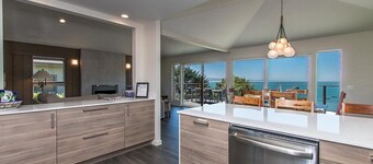 Treasure Cove-Hot Tub, Ocean Views & Near Beach