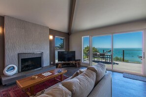 Smart TV, fireplace, Netflix, ping pong