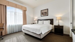 1 slaapkamer, een bureau, een strijkplank/strijkijzer, reisbedje