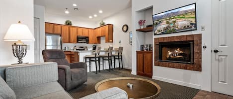 Televisión, chimenea y oficina
