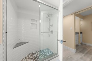 Badewanne, Haartrockner, Handtücher
