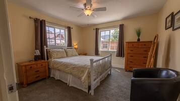 2 bedrooms, iron/ironing board, internet, bed sheets