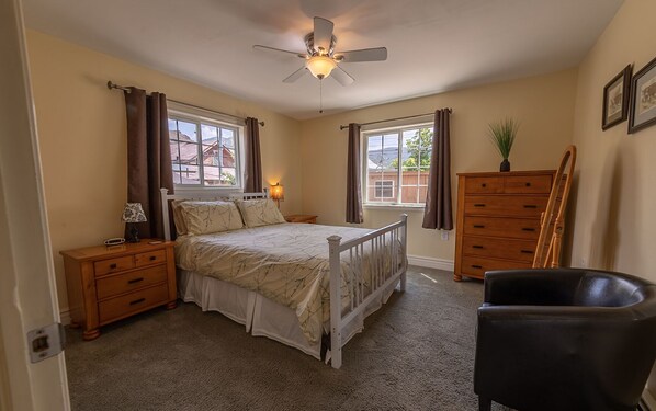 2 bedrooms, iron/ironing board, WiFi, bed sheets