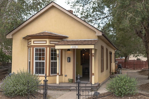 Dog Friendly! Dunwell Cottage: Cute Downtown Home, Close to Everything!!