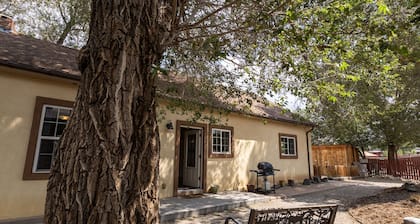 Dog Friendly! Dunwell Cottage: Cute Downtown Home, Close to Everything!!