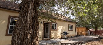 Dog Friendly! Dunwell Cottage: Cute Downtown Home, Close to Everything!!