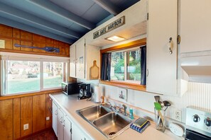 Fridge, microwave, oven, stovetop - Cottage with Panoramic Ocean Views in Quiet Area - Dogs OK (Yachats)